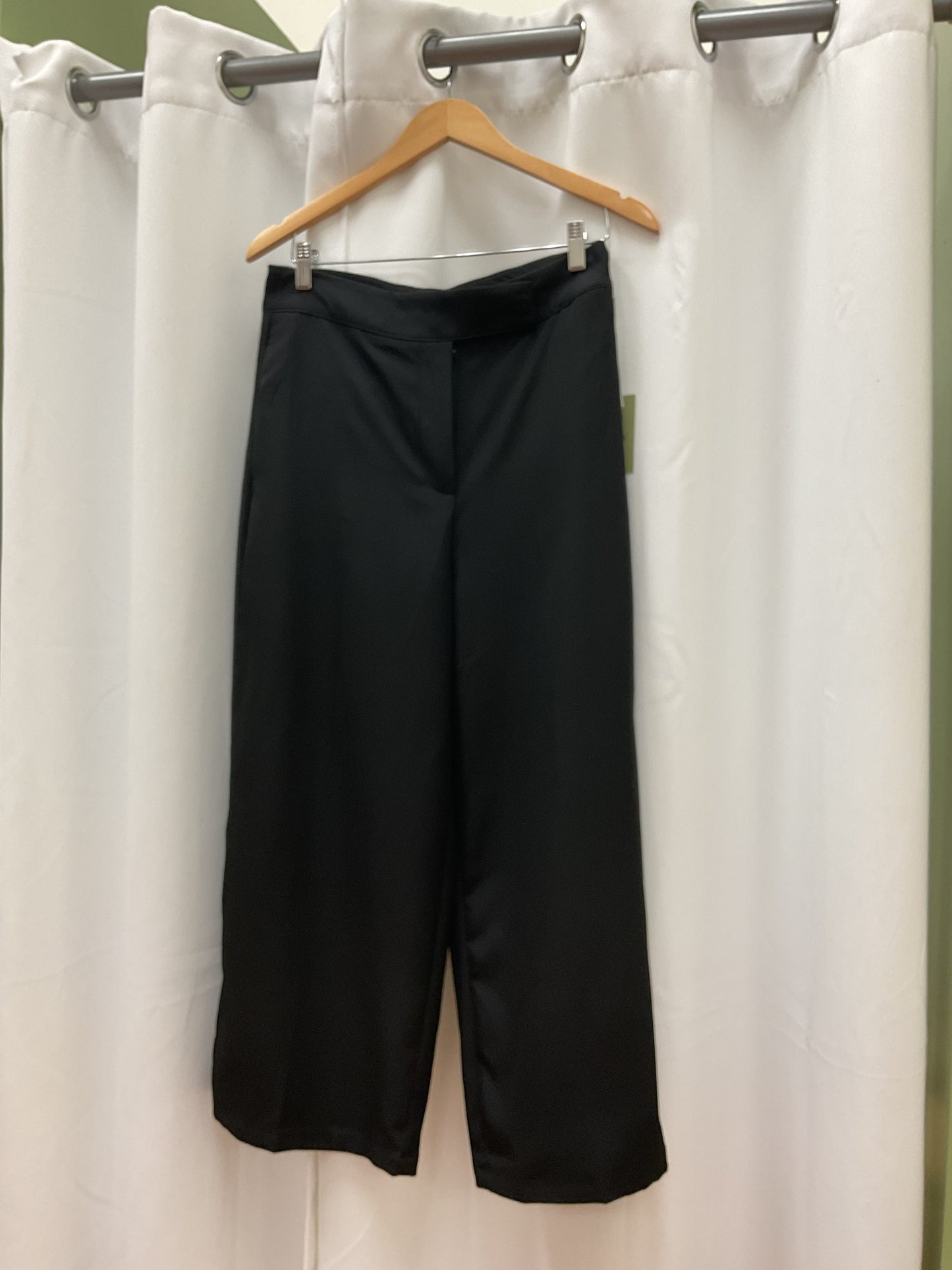 Short black pants
