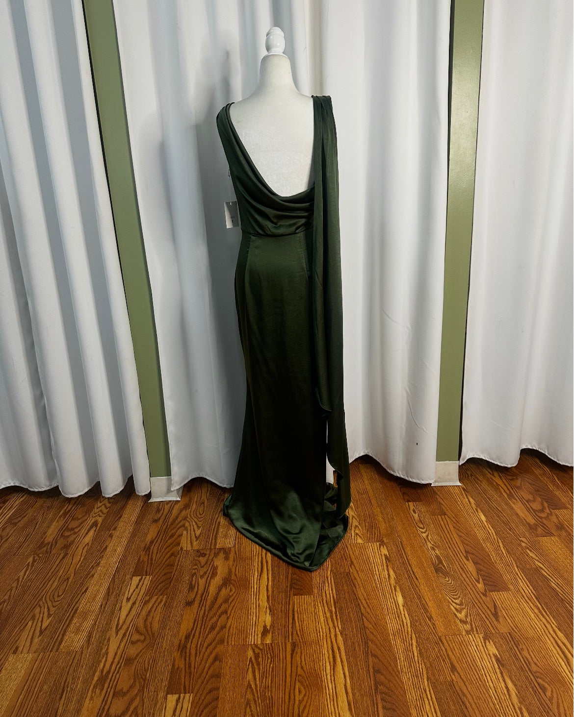 Long Green dress, open back satin material